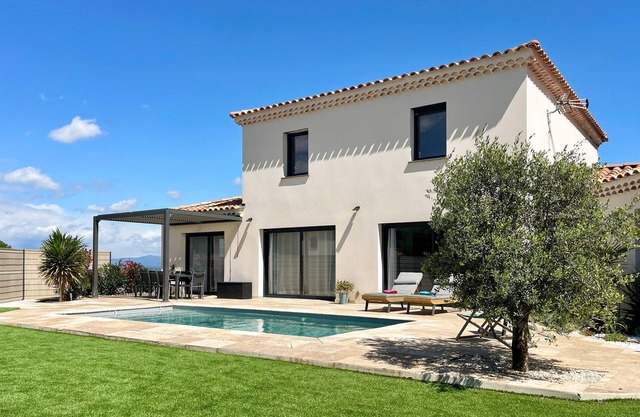 Amazing home in Rochegude with kitchen