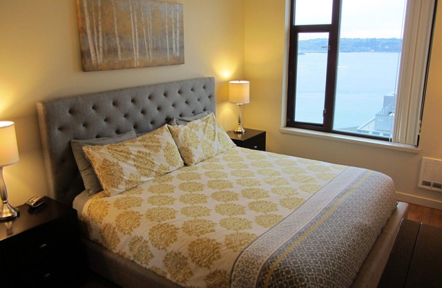 Amazing Location by Pike Pl Market ~ Water Views ~ HUGE, Sleeps 8, 6 adults max