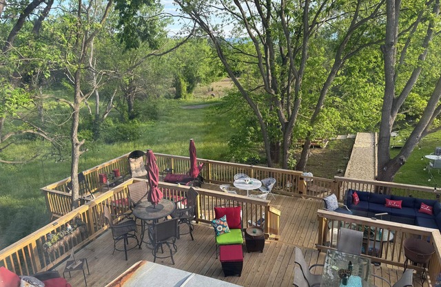 🌻AMAZING LOCATION, VIEWS & OUTDOOR SPACE for gatherings! Country Charm inside!