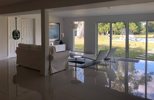 AMAZING MODERN/COUNTRY STYLE HOUSE, ALMOST 5 ACRES