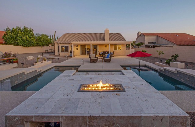 AMAZING MT Views, Near GOLF/Trails, Htd Pvt POOL, Spa, Putting Green, Bikes, Ping Pong