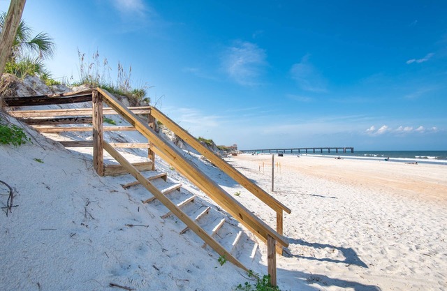 Amazing Ocean Views, Steps to Beach, Walk to Restaurants, Shops, Pier! $300 in Free Tickets Per Day!