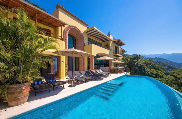AMAZING OCEAN VIEWS HILLSIDE VILLA - 7BD