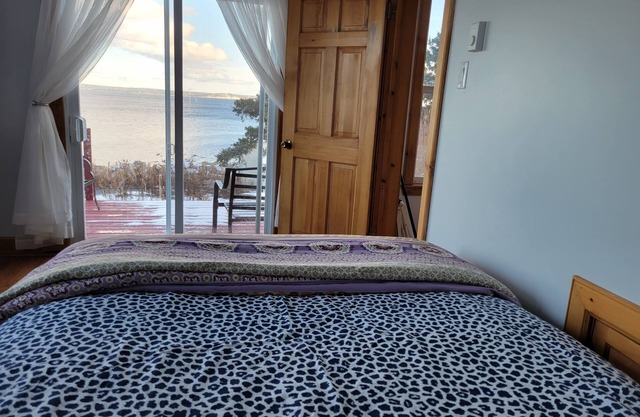 Amazing ocean view/private road/close to bayswater beach.