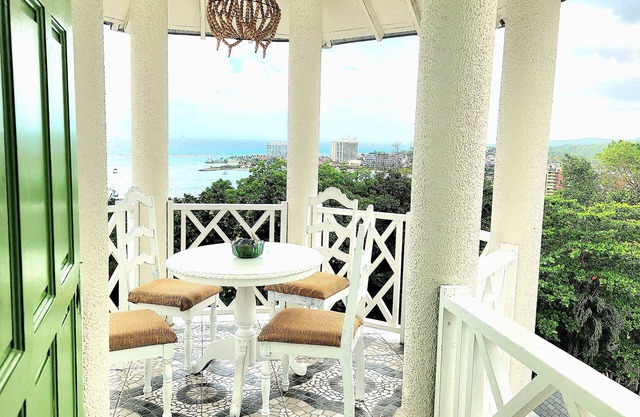 AMAZING OCEANVIEW LOCATION! 3 BR-Walk to town and beach