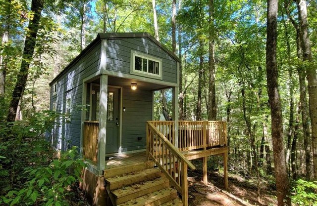 Amazing Pet-Friendly Tiny House Rental with Hot Tub in the Chattahoochee National Forest, Georgia