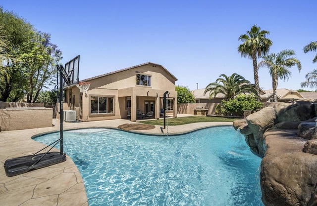 Amazing pool, arcade game and basktball game loft, pool table, 5 bedrooms