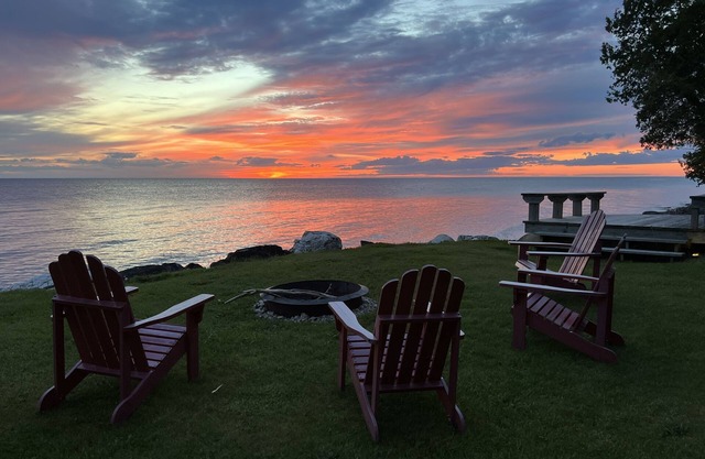 Amazing Sunsets 280 Ft. Shore 2.5 Acres Great Cottage!