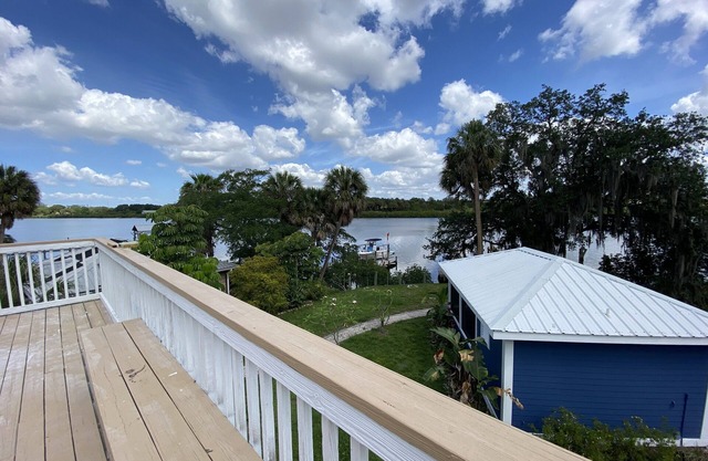 Amazing waterfront vacation home in Tampa -Gated, Heated pool
