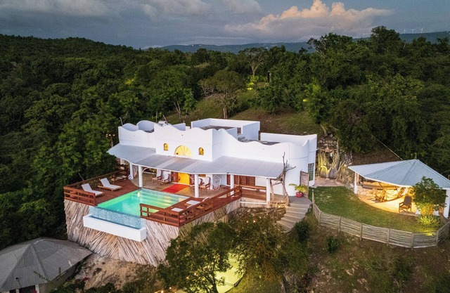 Amelia’s your private, fully staffed Jamaican Retreat, walk to sea & best views