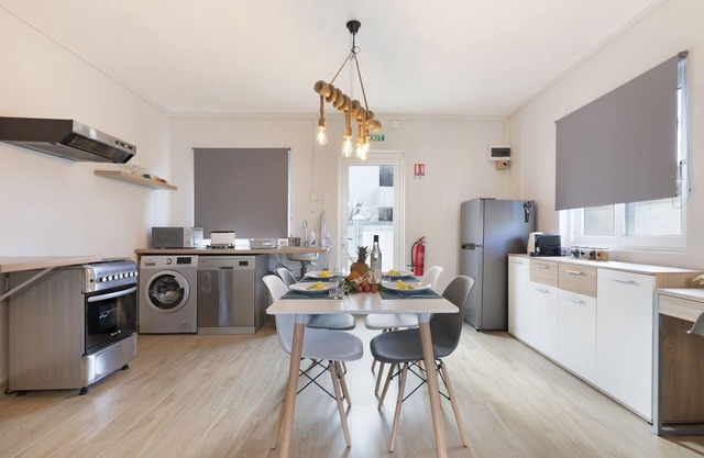 AMIS Monica - Two Bedroom Apartment, Sleeps 6