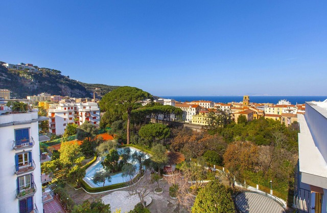 AMORE RENTALS - Carmela Apartment with Shared Pool and Air Conditioning