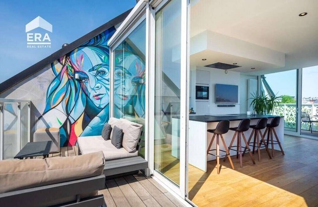 Ample duplex apartment in Antwerp's Core