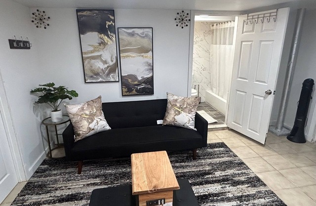 An ideal peaceful getaway- 3-bedroom apartment in charming East Orange with WiFi