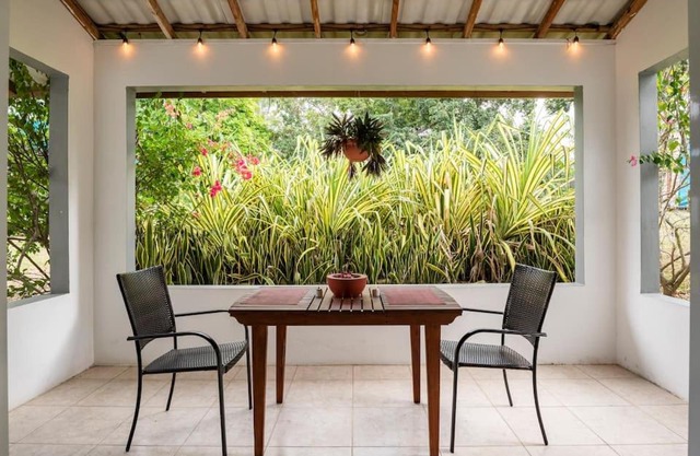 Ancella's Garden Apartment-Beach-5min Drive, 1 hr Montego Bay, 25 mins Ocho Rios, Continental Breakfast