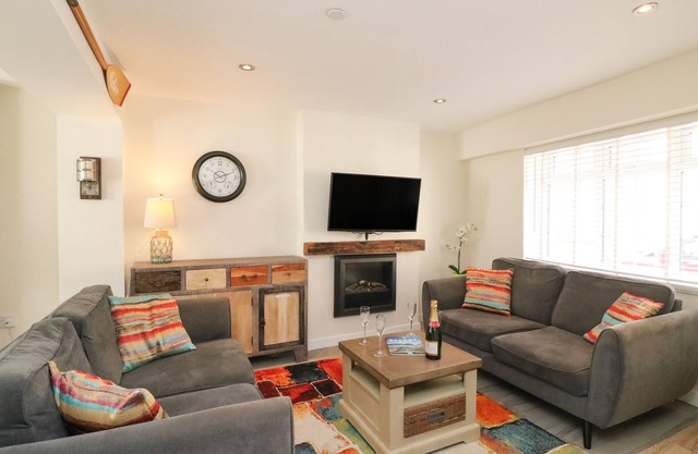 ANCHOR COTTAGE, family friendly in Brewers Quay Harbour