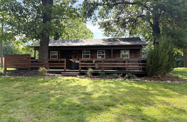 Anchors Away Lodge - gorgeous deck & hot tub