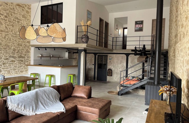Ancienne Cave Vinaire Aménagée en Loft Avec Patio et Mini-piscine