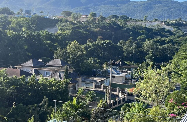 Andeve's modern, quiet home away from home with 4 bedrooms 2 bathrooms sleeps 8