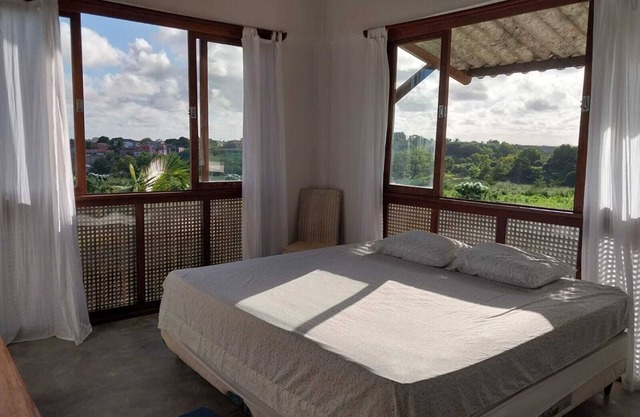Apartamento arejado na Ecofazenda Caúna, com vista para o mar da Ilha da Croa