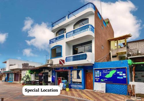 Apartamento en San Cristóbal con 2 habitaciones, 6 camas, sala, comedor, cocina, balcón privado, terraza con vista al mar, lavadora, internet satelital, cerca de bares y restaurantes - Sol y Mar, Galápagos Home