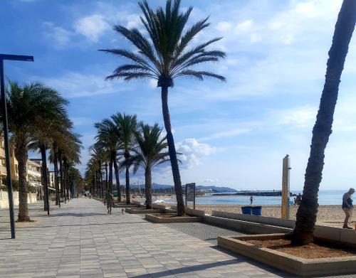 APARTAMENTO EN SEGUNDA LINEA DE MAR, WIFI & A.C