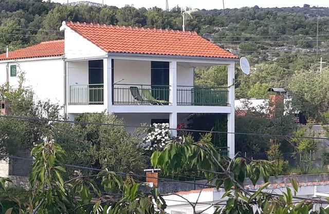 Apartmani LuluFamily accomodation in a quiet fishing village.