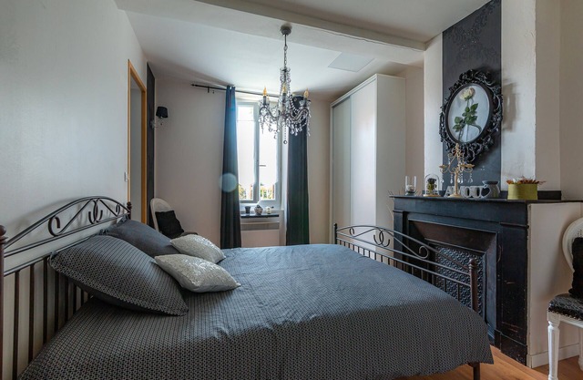 Apartment 'Baroque' with Balcony, Wi-Fi and Air Conditioning - Villeneuve-lès-Montréal