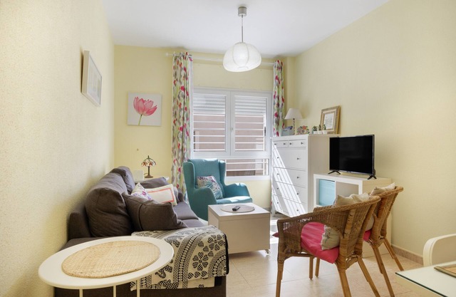 Apartment 'Piso Con Parking En El Edificio' with Wi-Fi and Air Conditioning