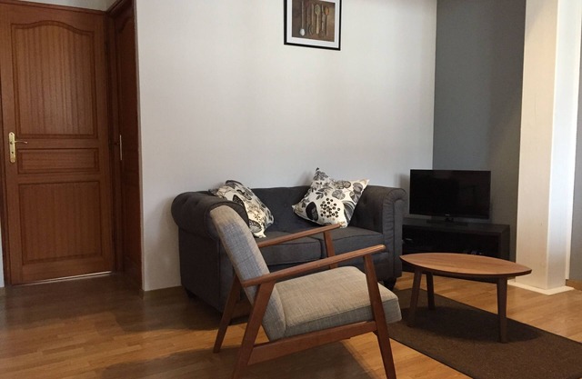 Apartment with parking in the medieval city, 100 m from the quay, shops.