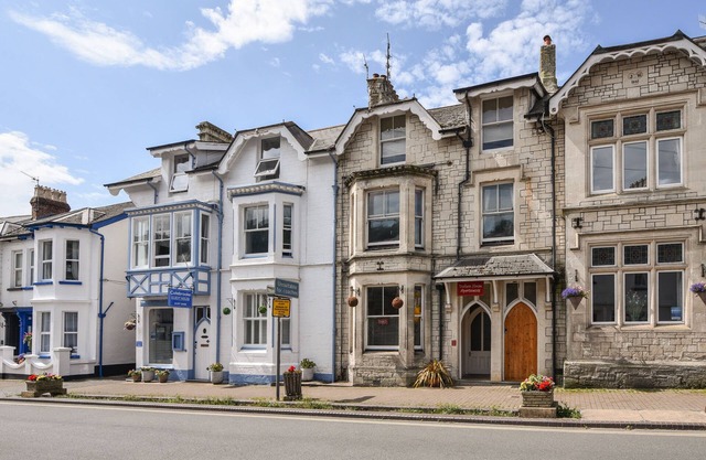 APARTMENT 1, DURHAM HOUSE, pet friendly, with a garden in Beer