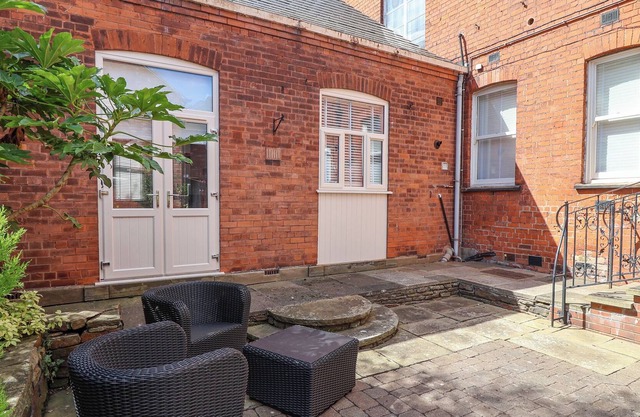 APARTMENT 2, family friendly, with a garden in Grimsby