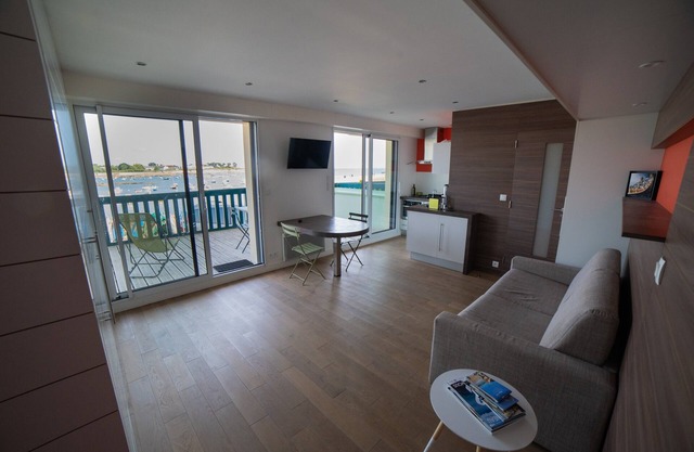 Apartment 2 people feet in the water Ground floor terrace