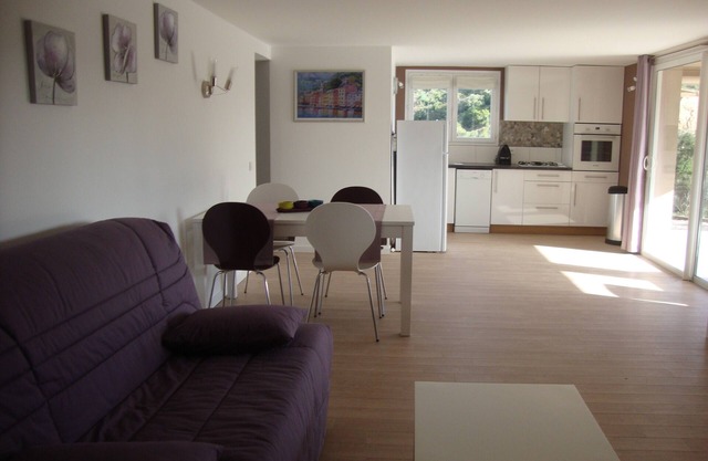 APARTMENT 2KMS FROM THE BEACH IN A PRIVATE ESTATE
