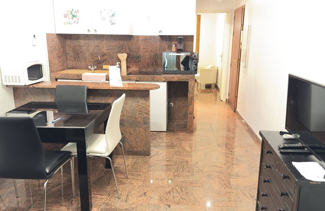 Apartment '4 Personnes Drancy' with Shared Garden and Wi-Fi