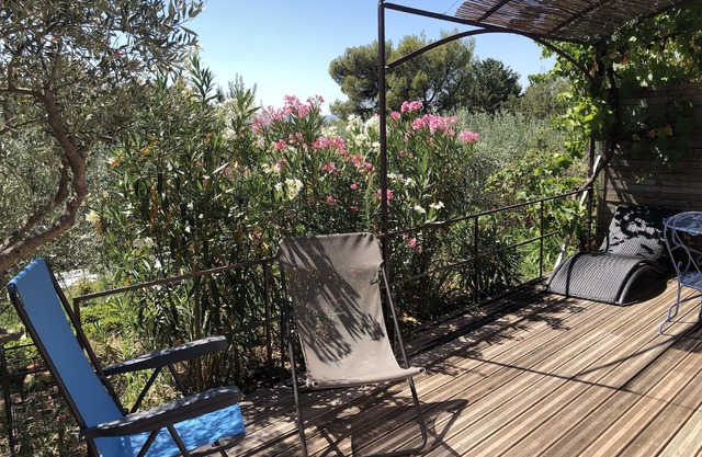 Apartment adjoining the owner, in the heart of the Luberon.