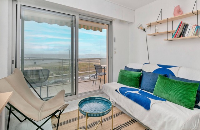 Apartment 'Appartement Front De Mer - Terrasse' with Sea View, Balcony and Wi-Fi
