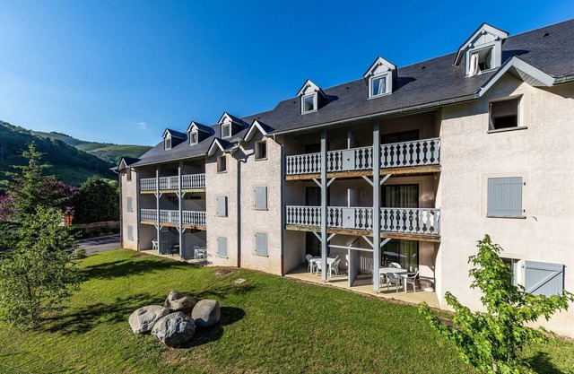 Apartment 'Arreau'xygène Duplex 7-9pers' with Mountain View, Shared Pool and Wi-Fi