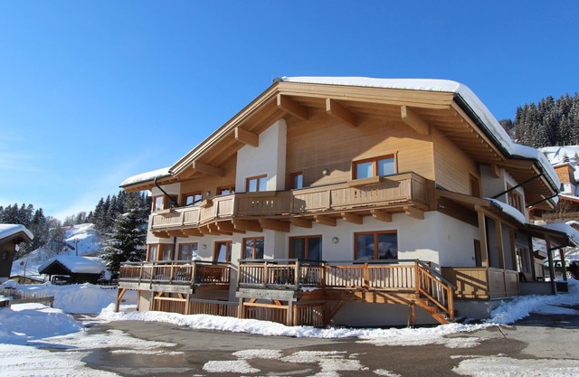 Apartment on the slopes with enclosed garden