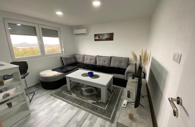 Apartment B&E