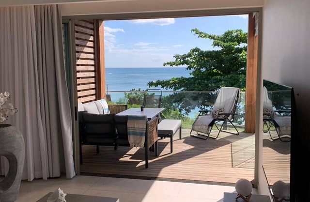 Apartment beachfront, 3 bedrooms with huge pool ont the sea!