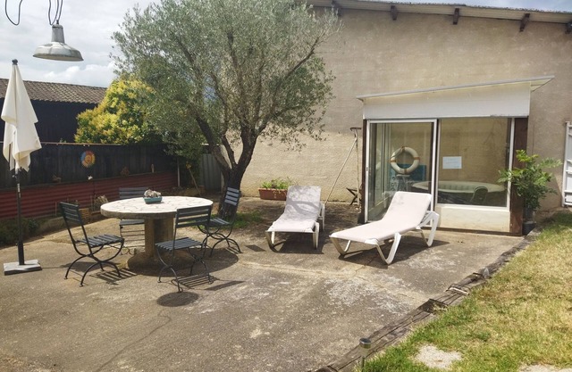 Apartment, bathroom, fitted kitchen, enclosed garden, secure parking