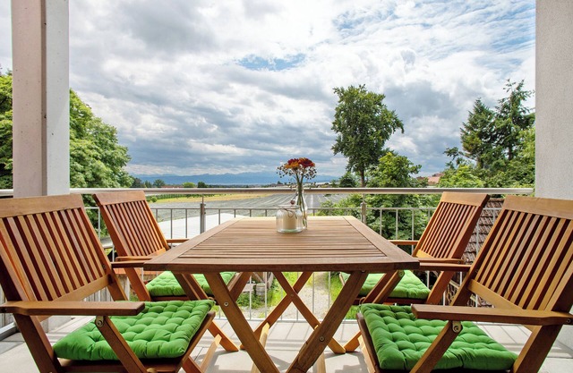Apartment "Bergtraum Hof Schütterle" with Lake View, Shared Garden & Wi-Fi