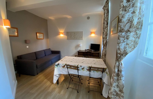 Apartment 'Château De Versailles 800m À Pied' with Wi-Fi