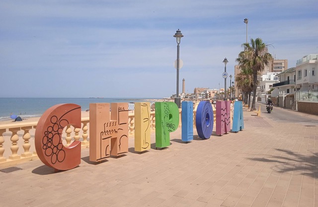 Apartment 'Chipiona Centro Y Playa' with Private Terrace, Balcony and Wi-Fi