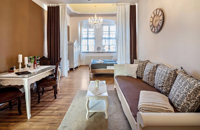 Apartment City-Apartments Fewo Paris with Pool, Garden & Wi-Fi