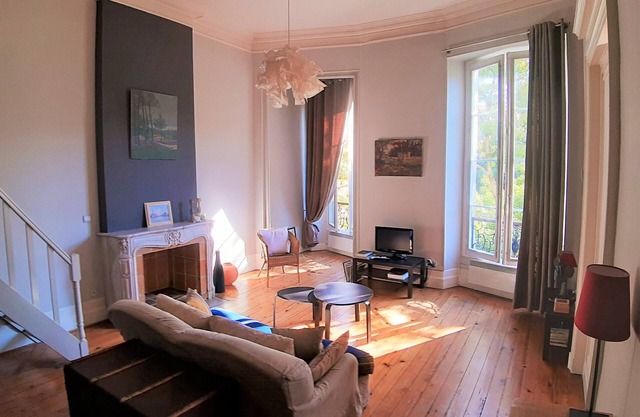 Apartment-Clemenceau-Ensuite with Bath-Street View