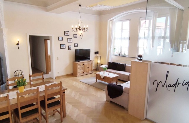 Apartment City-Apartments Fewo Madrid with Pool, Garden & Wi-Fi