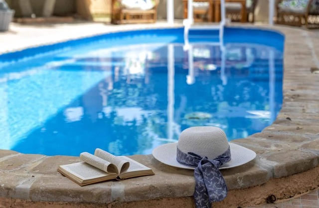 Apartment 'Dependance Villa Endeavour' with Mountain View, Shared Pool & Wi-Fi
