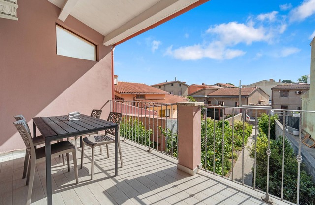 Apartment 'Di Pina' with Private Terrace, Shared Garden and Air Conditioning